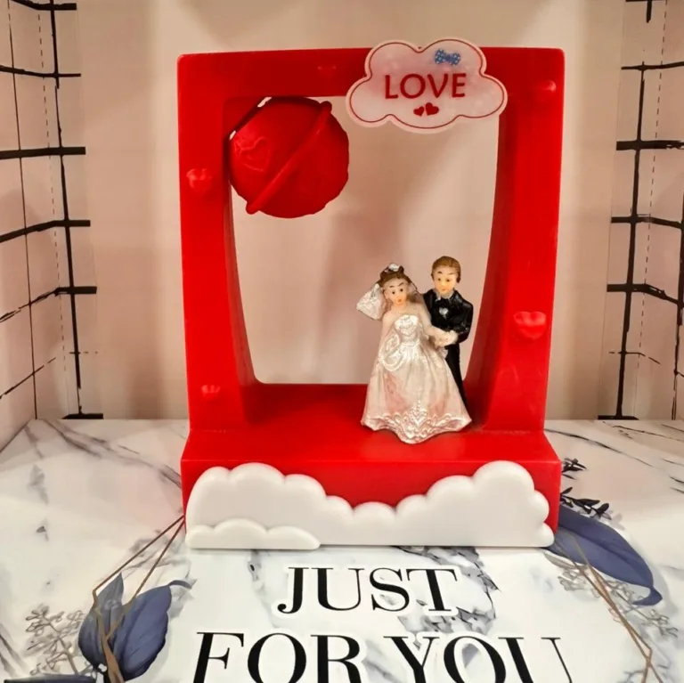 Valentine's Day Couple Gift LED lamp with dancing couple and glowing moon.